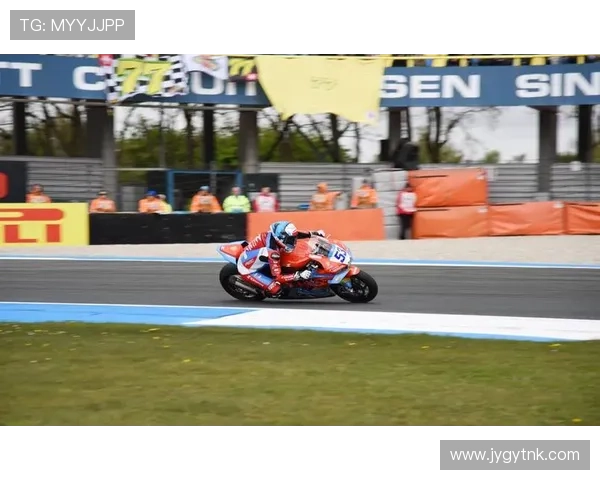 张雪机车雨战德比斯获第七